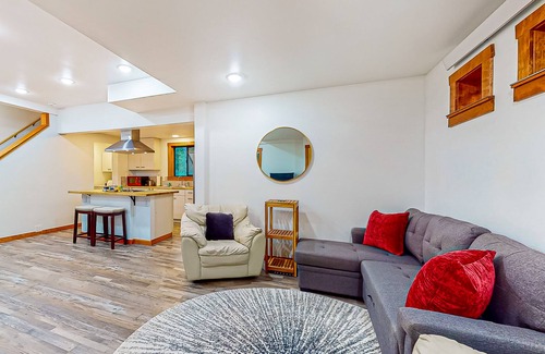 Langley Casa | Dog-friendly quiet woodland cabin with a porch, near downtown Langley