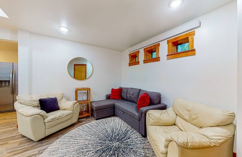 Langley Casa | Dog-friendly quiet woodland cabin with a porch, near downtown Langley