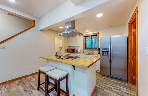 Langley Casa | Dog-friendly quiet woodland cabin with a porch, near downtown Langley