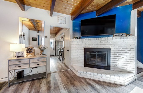 Arrowbear Lake Casa | Dog-friendly retreat with fast WiFi, washer/dryer & wood-burning fireplace