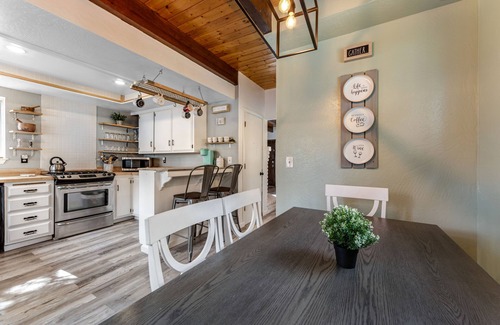 Arrowbear Lake Casa | Dog-friendly retreat with fast WiFi, washer/dryer & wood-burning fireplace