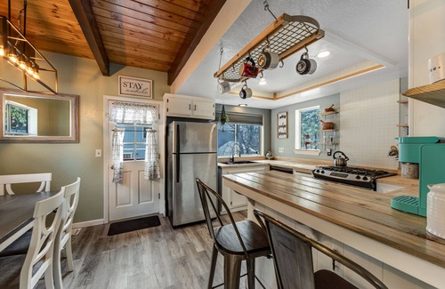 Arrowbear Lake Casa | Dog-friendly retreat with fast WiFi, washer/dryer & wood-burning fireplace