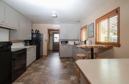 McCall Casa | PERRO AMIGABLE REMODELADO CABINA PASOS AL CENTRO DE LA CIUDAD CON PATIO PRIVADO