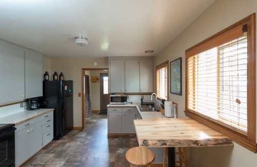 McCall Casa | PERRO AMIGABLE REMODELADO CABINA PASOS AL CENTRO DE LA CIUDAD CON PATIO PRIVADO
