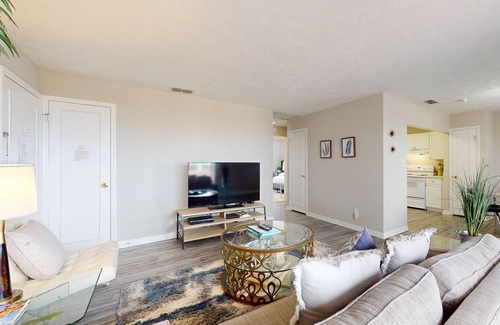 River Pointe Apartamento | Dog-Friendly Riverfront Condo w/ a Shared Pool, Sports Courts, Gym, & Fast WiFi