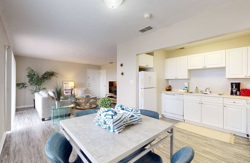 River Pointe Apartamento | Dog-Friendly Riverfront Condo w/ a Shared Pool, Sports Courts, Gym, & Fast WiFi