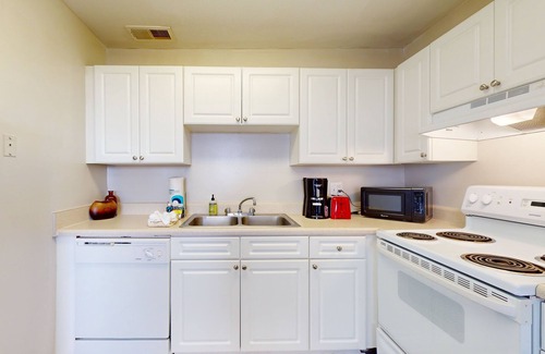 River Pointe Apartamento | Dog-Friendly Riverfront Condo w/ a Shared Pool, Sports Courts, Gym, & Fast WiFi