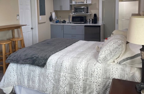 Polk City Apartamento | Dog Friendly, rural, newly renovated studio apartment set on 5 acres!