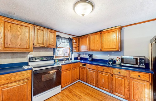 South Casco Cabaña | Dog-friendly rustic Maine mountain cottage with private hot tub, firepit & patio