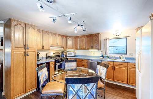 Florissant Casa | Dog-friendly rustic cabin with a wood-burning fireplace, porch, and washer/dryer