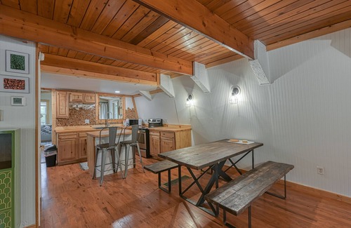 Crellin Cabina | Dog-friendly secluded cabin with hot tub, firepit, lawn games, & great deck