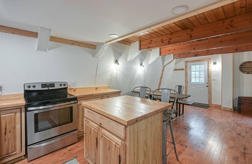 Crellin Cabina | Dog-friendly secluded cabin with hot tub, firepit, lawn games, & great deck
