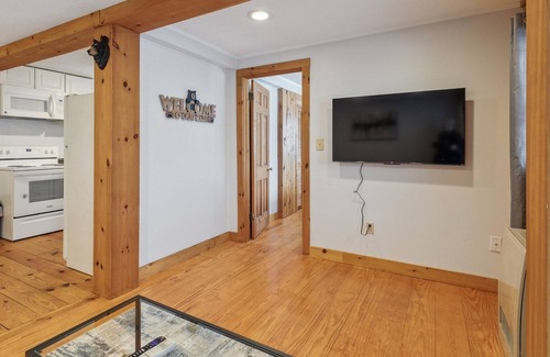 Campton Apartamento | DOG FRIENDLY! Simple and Cozy Apartment Just Mins to Loon Mountain and Waterville Valley by RedAwning