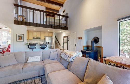 Truckee Condominio | Dog-friendly snowbird escape with pool, hot tub & sauna access, & woodstove