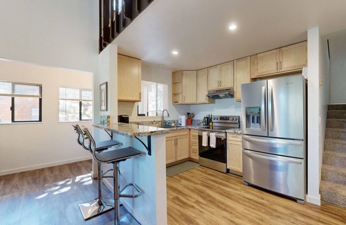 Truckee Condominio | Dog-friendly snowbird escape with pool, hot tub & sauna access, & woodstove