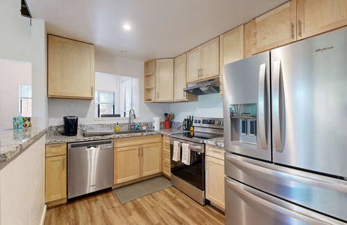 Truckee Condominio | Dog-friendly snowbird escape with pool, hot tub & sauna access, & woodstove