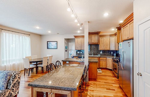Agate Beach Cabaña | Dog-friendly sound-front cottage with fireplace, deck, lawn, beach access, & W/D