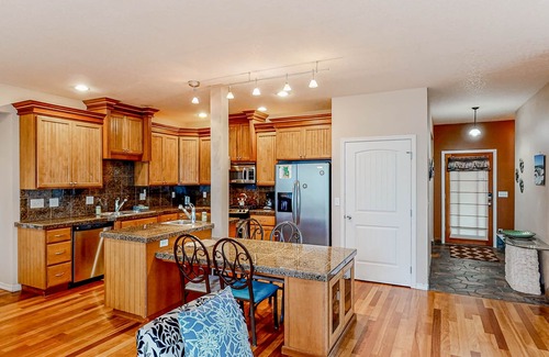 Agate Beach Cabaña | Dog-friendly sound-front cottage with fireplace, deck, lawn, beach access, & W/D