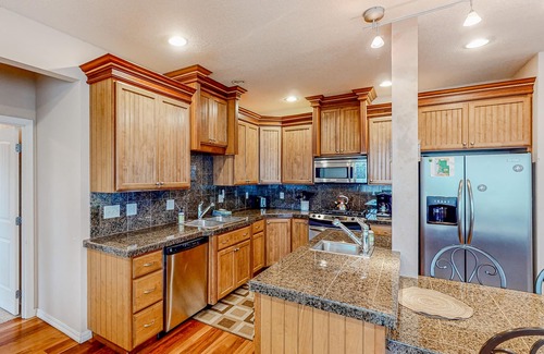 Agate Beach Cabaña | Dog-friendly sound-front cottage with fireplace, deck, lawn, beach access, & W/D