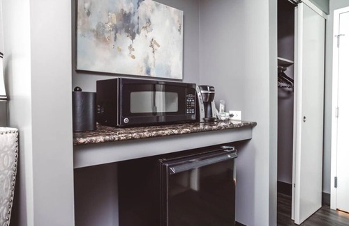 Zion Hotel | Dog-friendly Stay l Evening Fires & Morning Comfort w/ Books, Gardens & Buffet