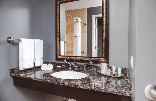 Zion Hotel | Dog-friendly Stay l Evening Fires & Morning Comfort w/ Books, Gardens & Buffet