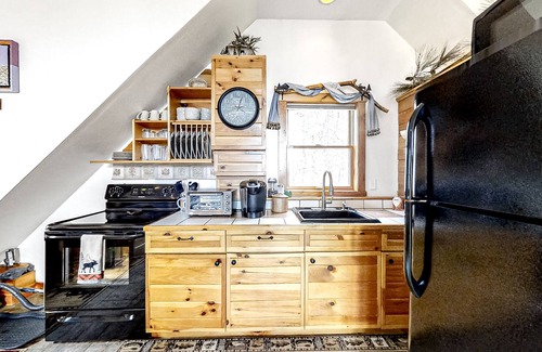 Sunday River Area Apartamento | Dog-Friendly Studio w/ Mountain Views, Wood Stove, Fast WiFi, PetSafe Dog Fence