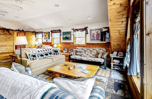 Sunday River Area Apartamento | Dog-Friendly Studio w/ Mountain Views, Wood Stove, Fast WiFi, PetSafe Dog Fence