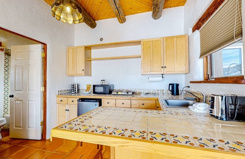 Arroyo Seco Apartamento | Dog-friendly studio with mountain/beautiful sunset views and AC