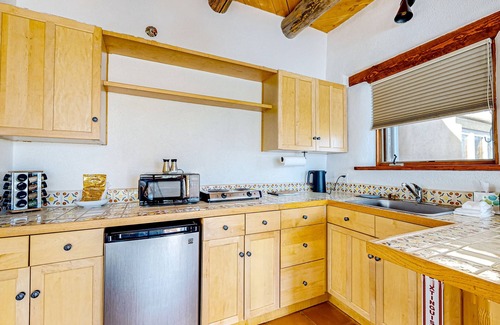 Arroyo Seco Apartamento | Dog-friendly studio with mountain/beautiful sunset views and AC