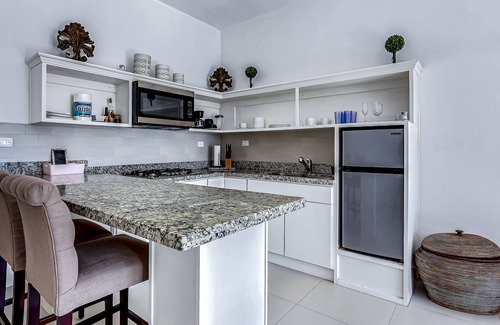 La Paloma Casa | Dog-friendly suite with kitchenette, heated outdoor pool, hot tub, terrace, AC