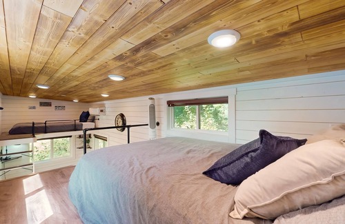 Mirrormont Apartamento | Dog-friendly tiny home with a patio, full kitchen, & TV