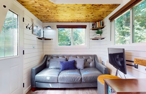 Mirrormont Apartamento | Dog-friendly tiny home with a patio, full kitchen, & TV