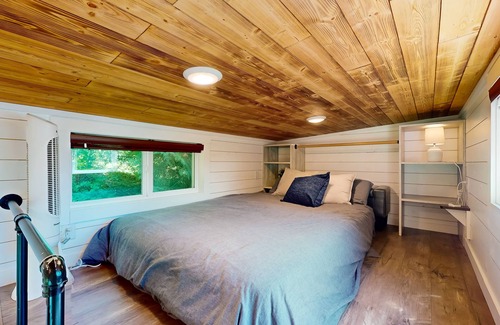 Mirrormont Apartamento | Dog-friendly tiny home with a patio, full kitchen, & TV