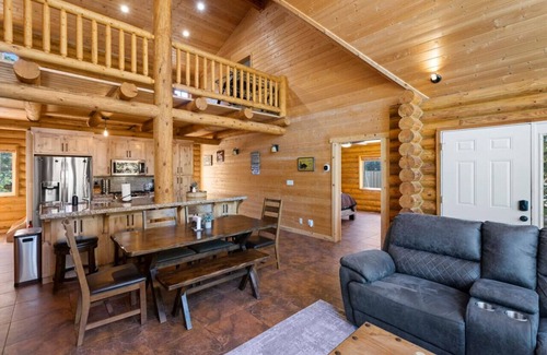 Meadow View Heights Cabina | Dog-friendly log cabin with game room and fire pit