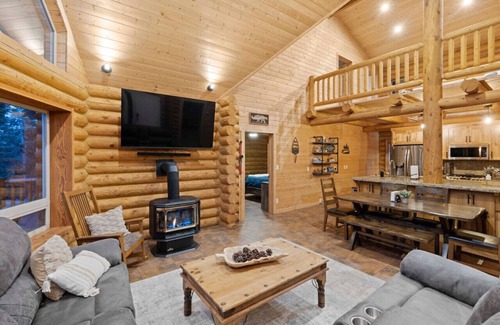 Meadow View Heights Cabina | Dog-friendly log cabin with game room and fire pit