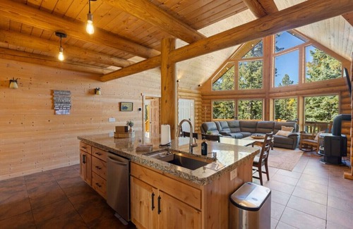 Meadow View Heights Cabina | Dog-friendly log cabin with game room and fire pit