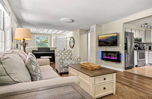 Gatlinburg Chalet De Esquí | Dog-friendly walk to town, skip in-town prkng GIANT hottub (A Stone's Throw)
