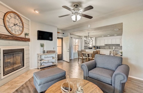 Horseshoe Bay Condominio | Dog-friendly water view condo with inviting porch, AC, W/D, & modern charm