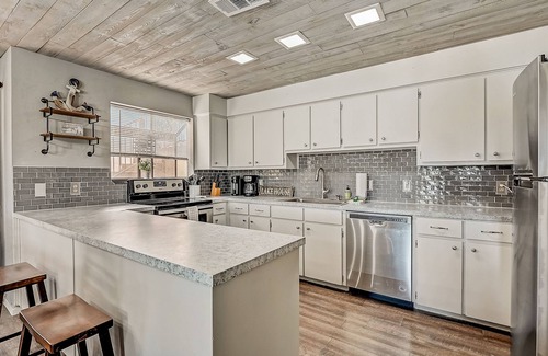 Horseshoe Bay Condominio | Dog-friendly water view condo with inviting porch, AC, W/D, & modern charm
