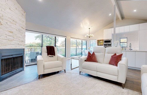 Horseshoe Bay Condominio | Dog-friendly waterfront retreat with a washer/dryer, furnished patio, & AC