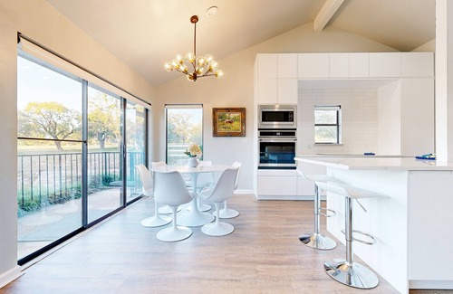 Horseshoe Bay Condominio | Dog-friendly waterfront retreat with a washer/dryer, furnished patio, & AC