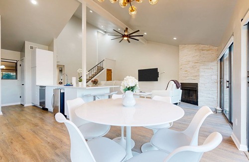 Horseshoe Bay Condominio | Dog-friendly waterfront retreat with a washer/dryer, furnished patio, & AC