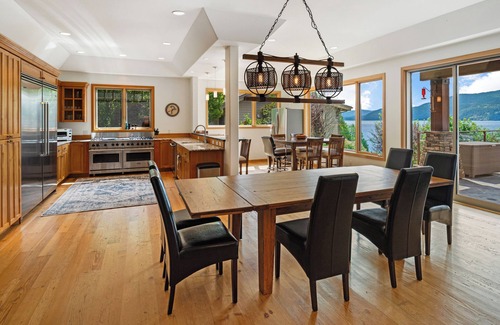 Ponder Point Casa | Dog Friendly Waterfront Estate | Sleeps 19!