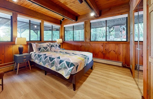 Pine River Pond Casa | Dog-friendly waterfront retreat with private beach, lake access, deck, & W/D