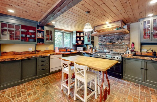 Camden Cabina | Dog-friendly, waterfront cabin with grill, deck, & W/D - snowbirds welcome