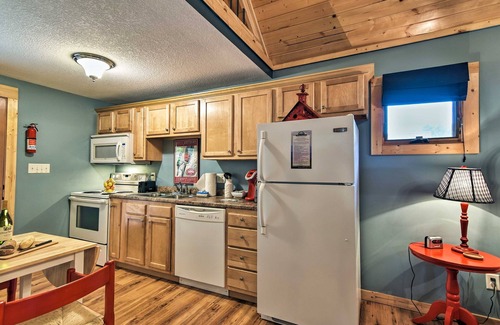 Weaverville Cabina | Dog-Friendly Weaverville Cabin Hot Tub & Fireplace