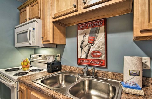 Weaverville Cabina | Dog-Friendly Weaverville Cabin Hot Tub & Fireplace