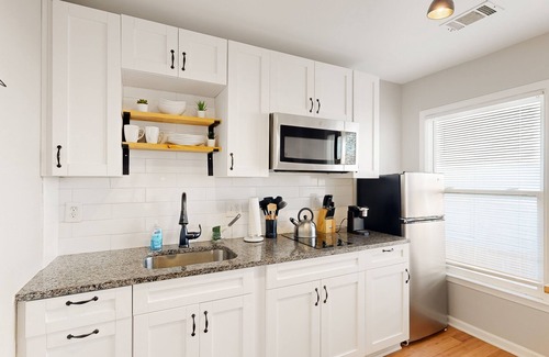 West End Apartamento | Dog-friendly West End studio with great location, kitchenette, & central AC