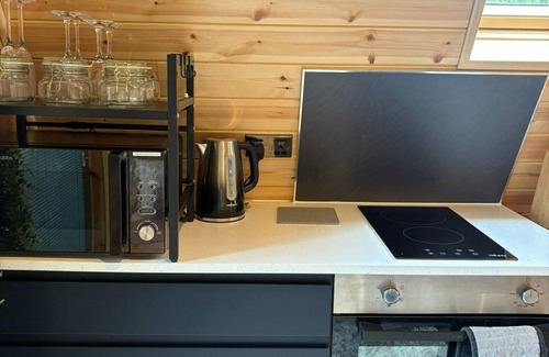 Toppesfield Cabina | Dog-Friendly Woodland Hideaway: A Quirky, Romantic Escape with Hot Tub