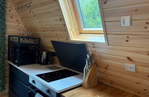 Toppesfield Cabina | Dog-Friendly Woodland Hideaway: A Quirky, Romantic Escape with Hot Tub